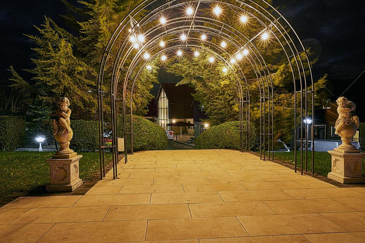 The Sharnbrook Hotel Екстериор снимка