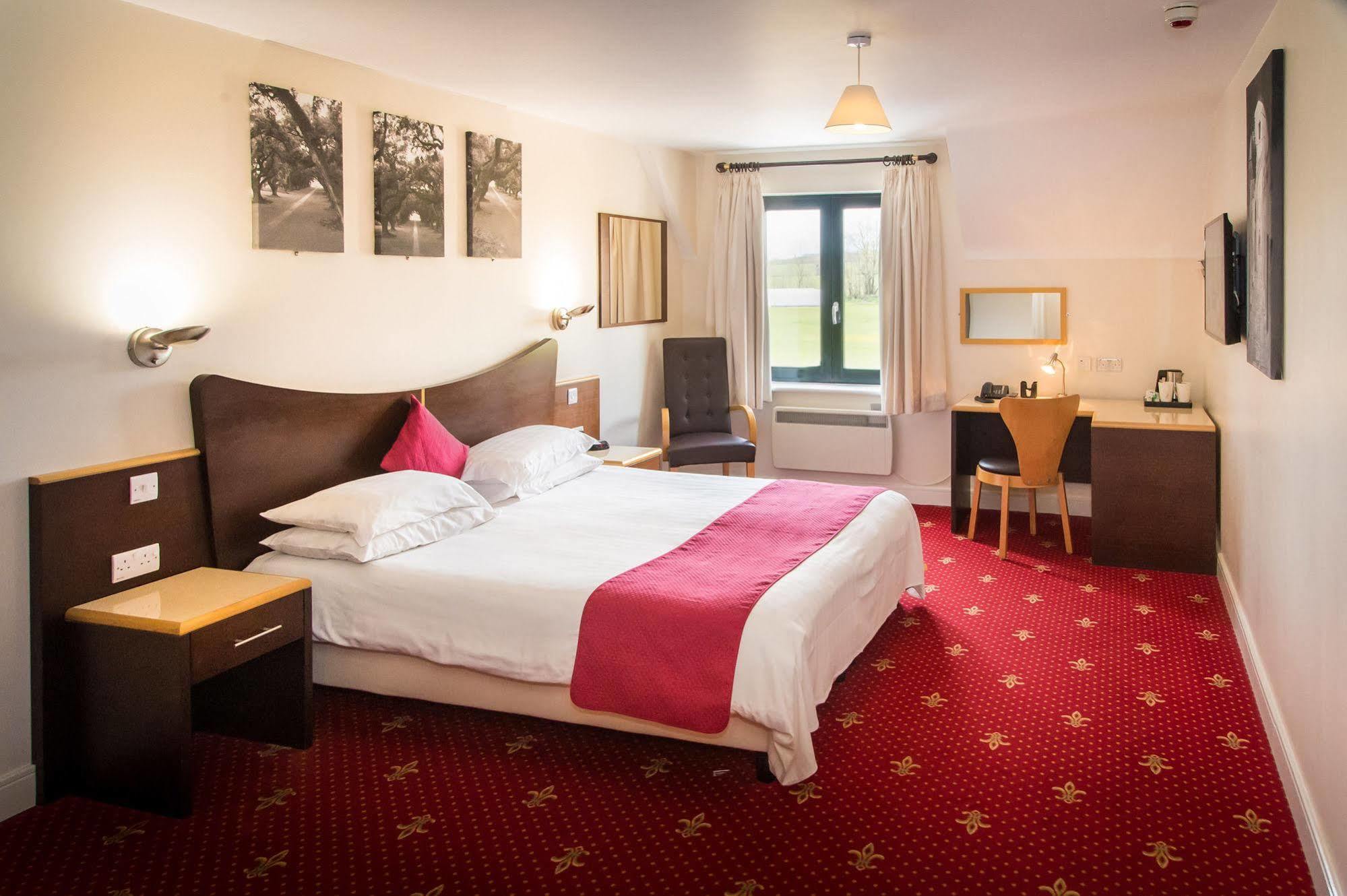 The Sharnbrook Hotel Екстериор снимка